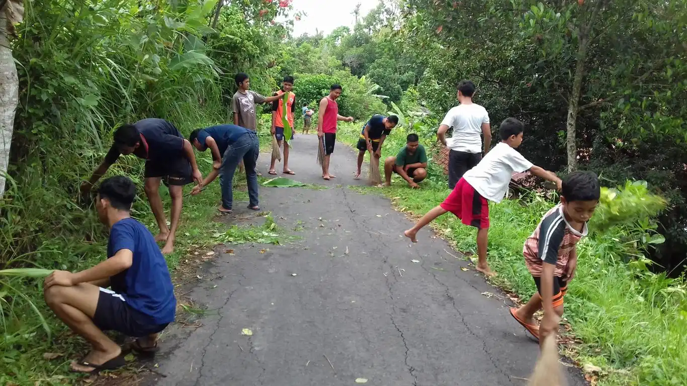 Jembatan Penguhung Desa Banyubiru-Tukadaya Bergeser Sejak Oktober 2022″ selengkapnya