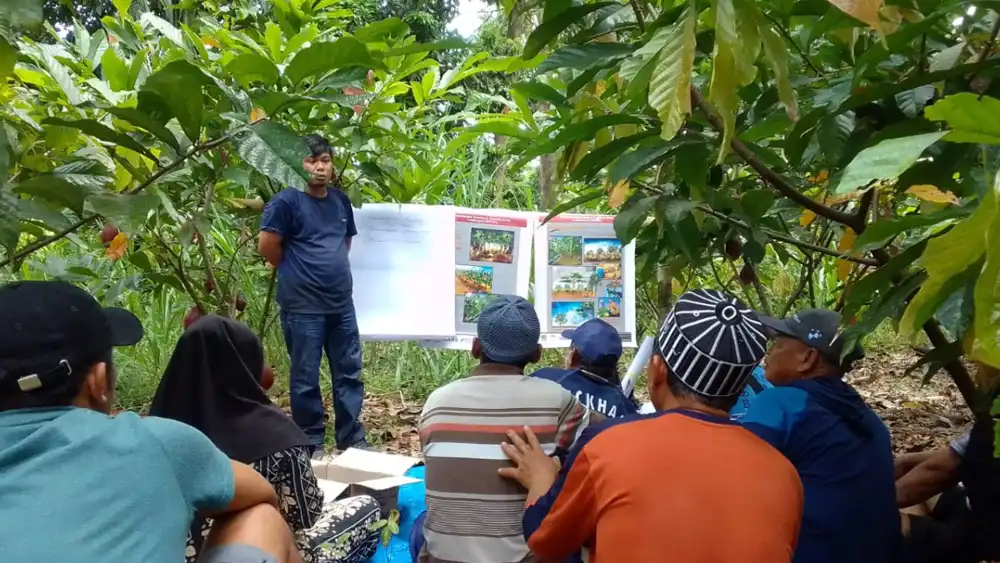 Bhabinkamtibmas Desa Tukadaya Polsek Melaya Polres Jembrana Sambangi Kadus Br.Berawanatangi Taman